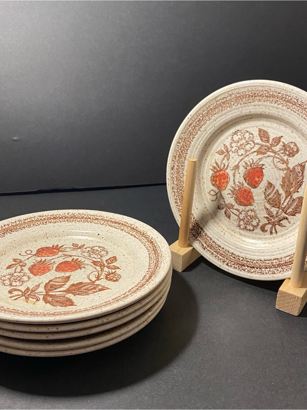 Set of 6 Vintage Homespun Churchill “Wild Strawberry Stoneware Plates - Picture 2 of 5